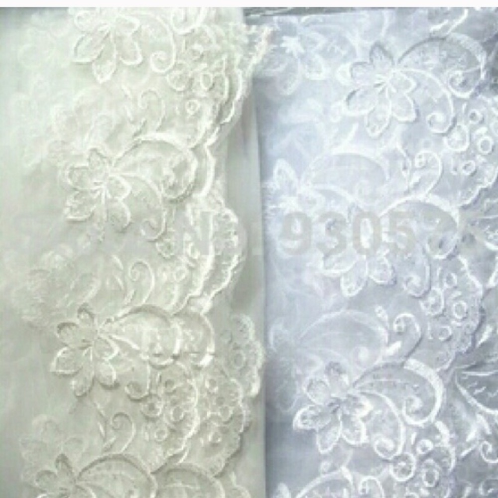 Elegant White Lace Bridal Veil - Picture 4 of 5
